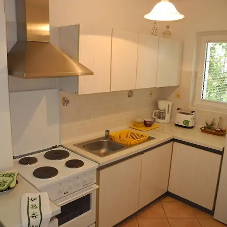 Fuer 4 Personen- 100m Vom Entfernt By Interhome