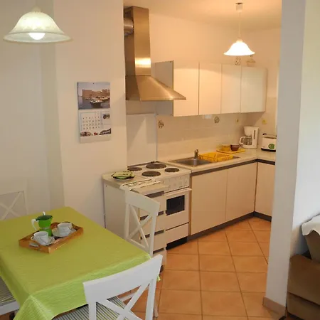 Apartment Fuer 4 Personen- 100m Vom Entfernt By Interhome