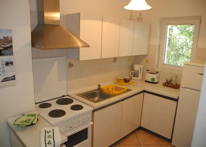 Fuer 4 Personen- 100m Vom Entfernt By Interhome